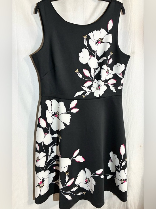 White House Black Market Dresses & Skirts - White House Black Market white Floral Scuba Dress Sz 14 Fit & Flare